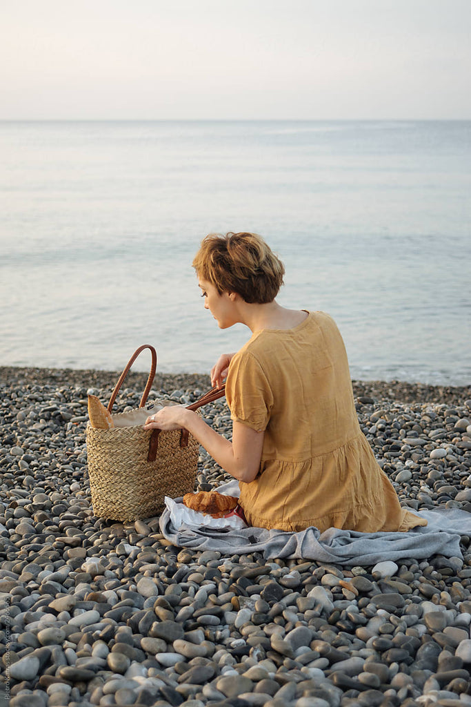 Solo Summer Picnic: What To Wear, Pack, & Read