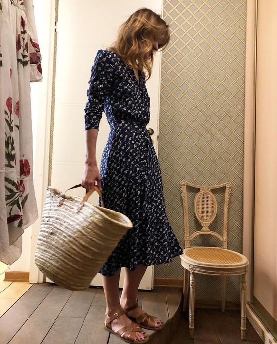 Feminine Style: Navy Midi Dress