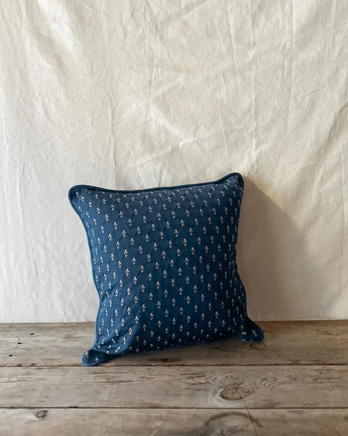 Fleur de Lis Throw Pillow