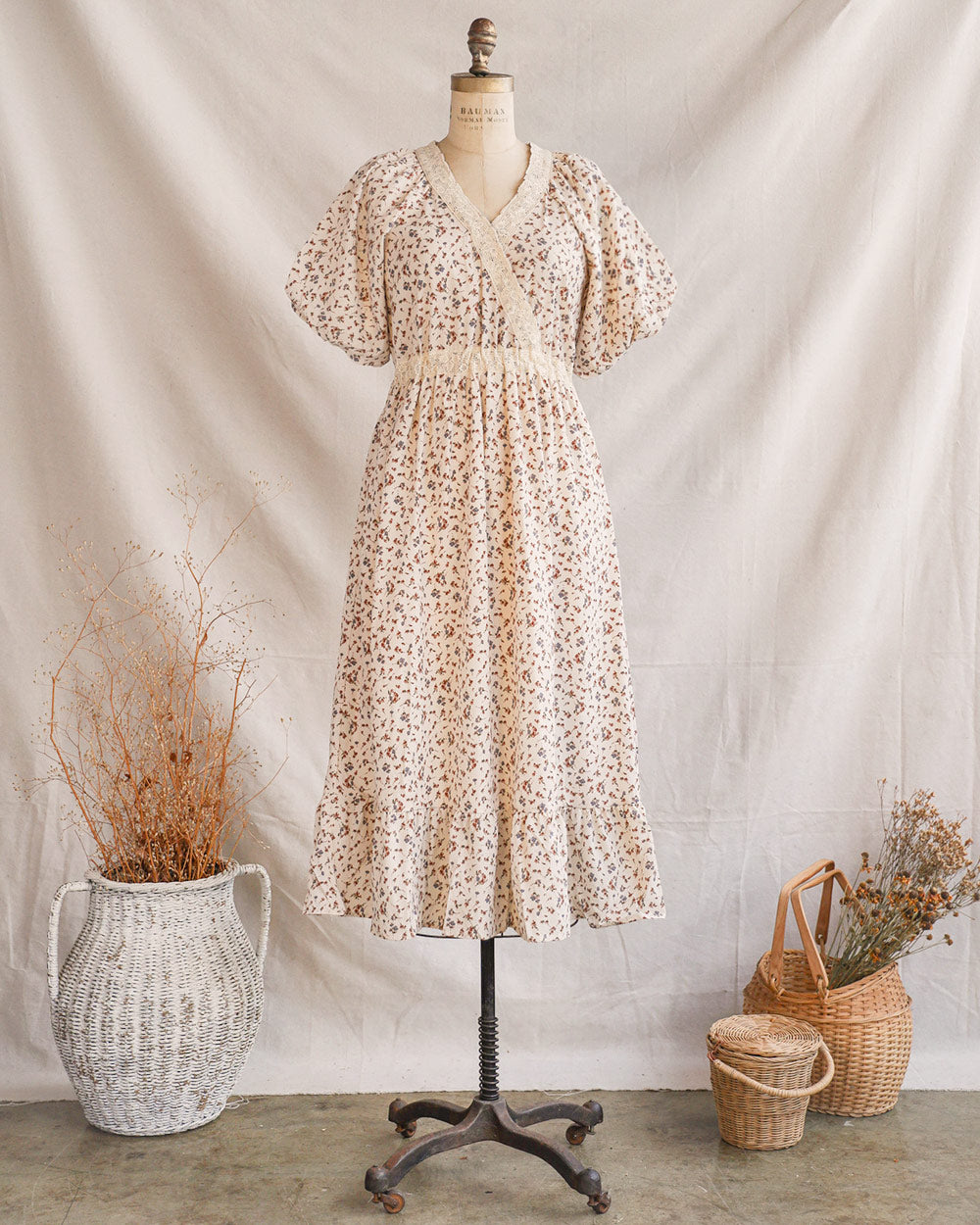 Vintage Inspired Dresses / Romantic Feminine Dresses / Floral 