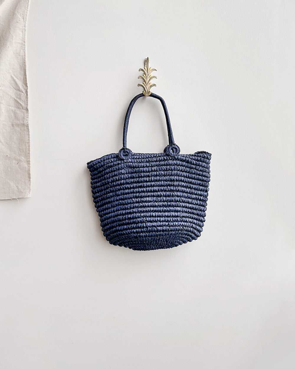 Navy shop straw handbag